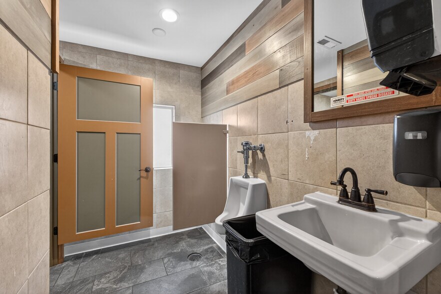 More Photos Of 8713 Gravois Rd, Saint Louis Restaurant For Lease