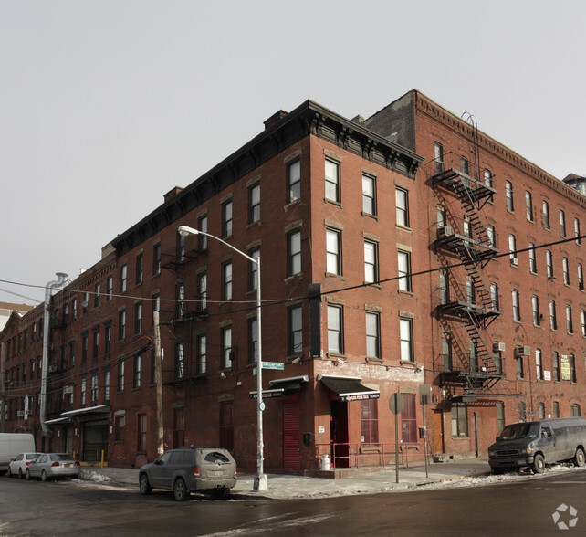 Primary Photo Of 37 Greenpoint Ave, Brooklyn Office Residential For Lease