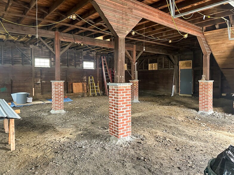 More Photos Of 9 Republic Aly, New Freedom Light Manufacturing For Sale