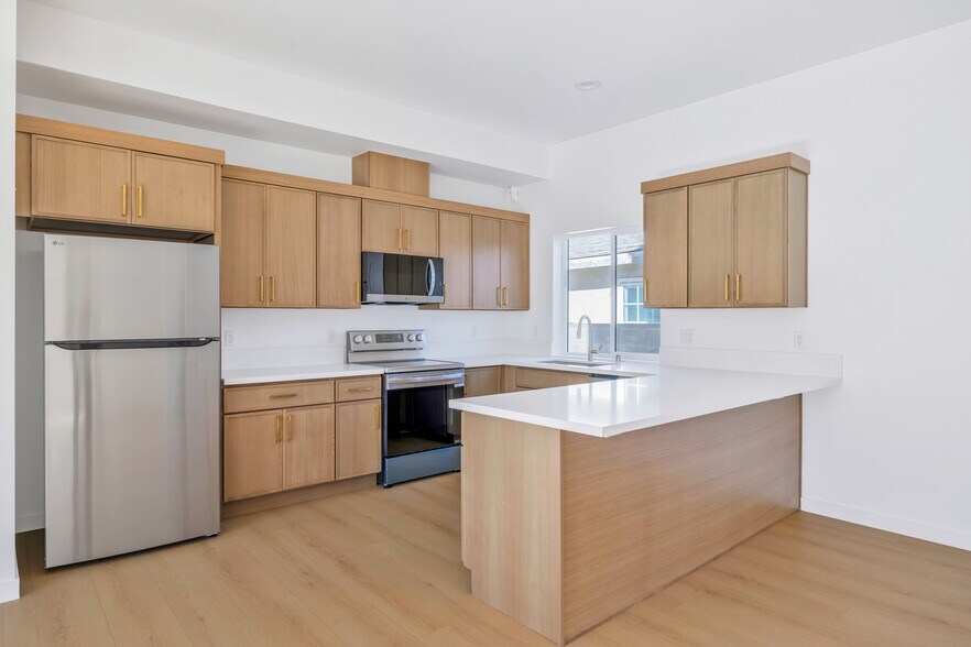 More Photos Of 10905 Dalerose Ave, Inglewood Multifamily For Sale