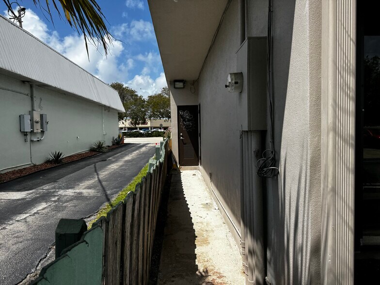 More Photos Of 7502 S Dixie Hwy, West Palm Beach Flex For Sale