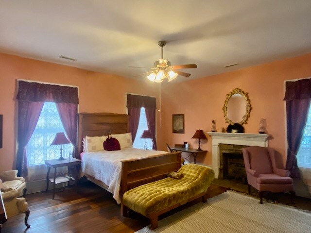 More Photos Of 313 S Green St, Glasgow Hospitality For Sale