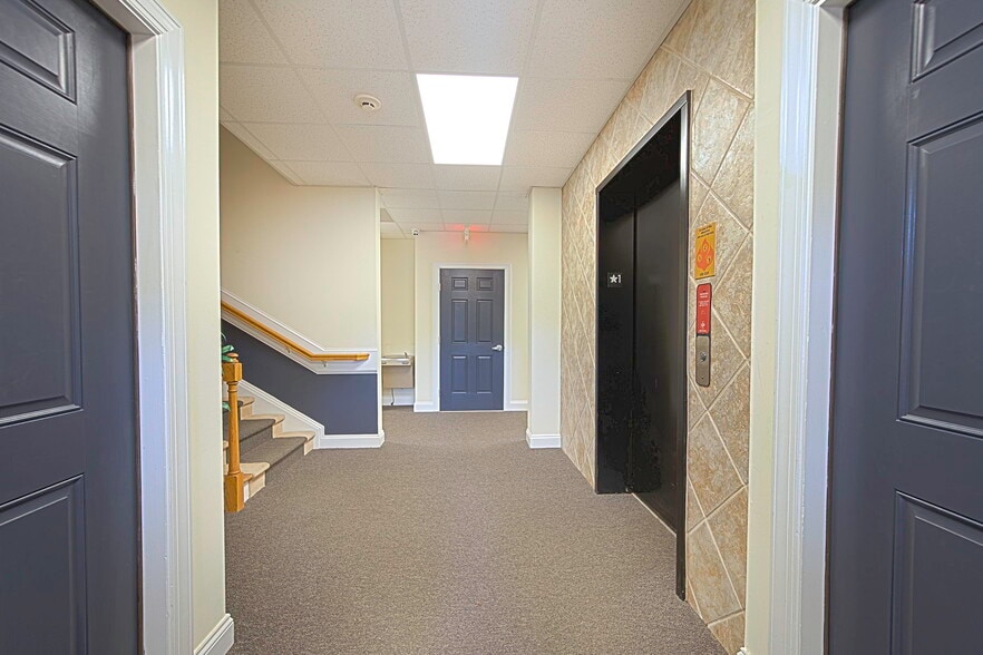 More Photos Of 10310 Memory Ln, Chesterfield Office For Sale