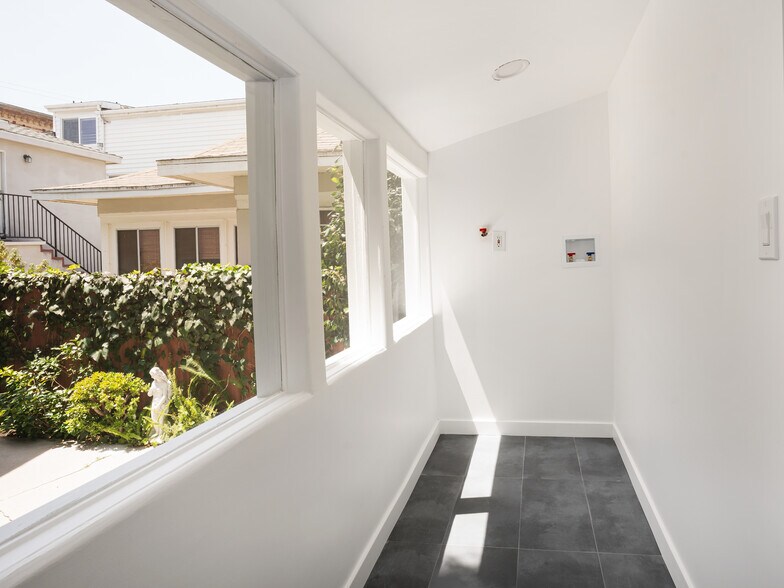 More Photos Of 58 Ozone Ave, Venice Specialty For Sale