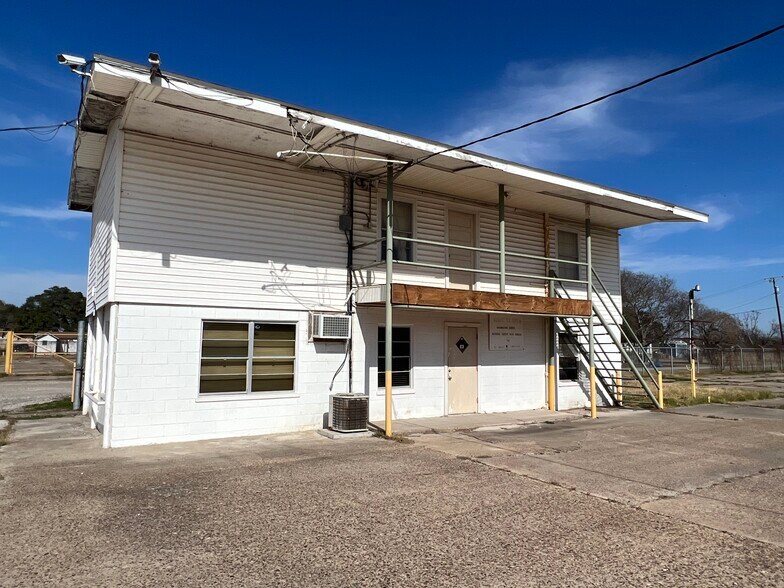 More Photos Of 917 U.S. 77, Sinton Manufacturing For Sale