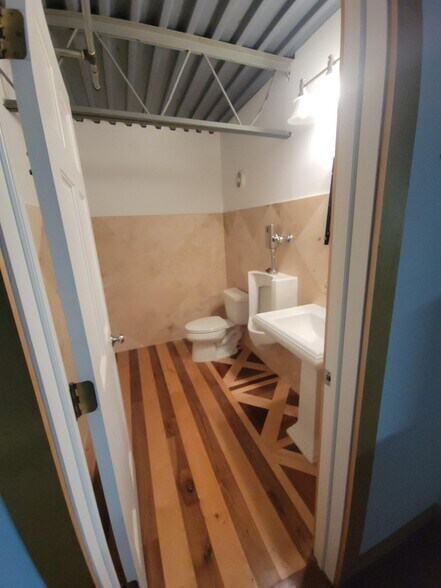 More Photos Of 13419 Fenway Blvd, Hugo Warehouse For Sale