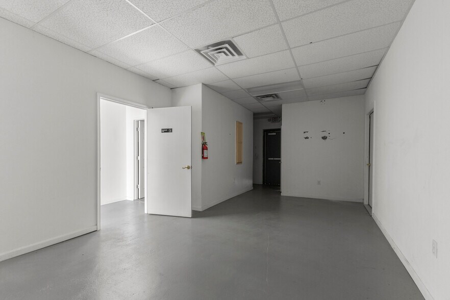 More Photos Of 25420 Grand River ave, Redford Twp Service Station For Lease