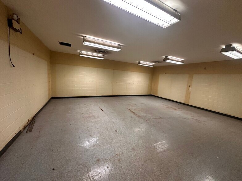 More Photos Of 1700 Shaw Ave, Cleveland Flex For Lease