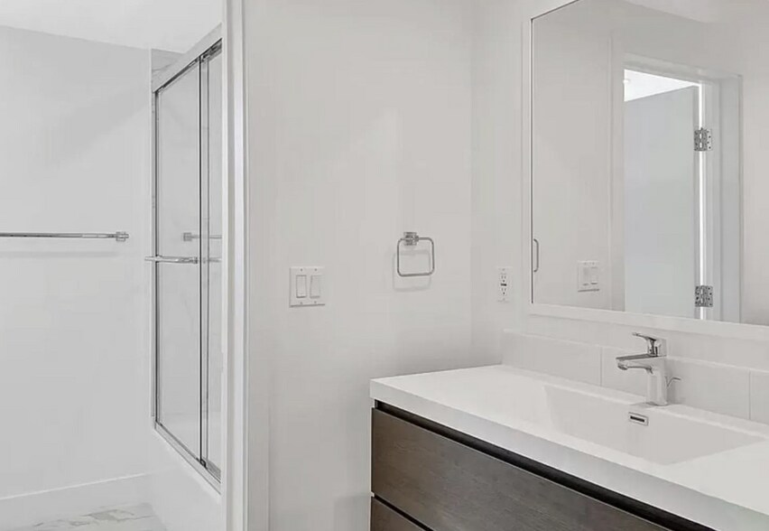 More Photos Of 5750 Kester Ave, Van Nuys Apartments For Sale
