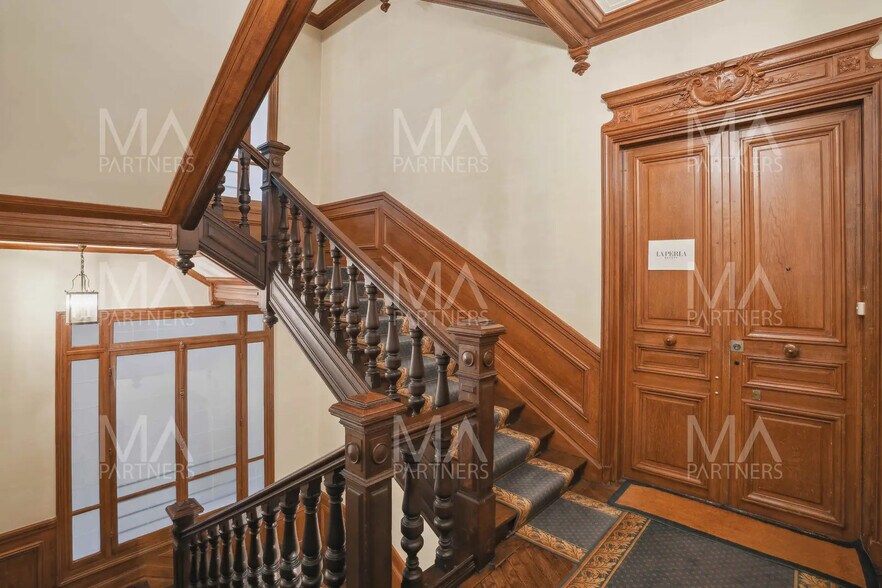 More Photos Of 14 Rue Clément Marot, Paris Office For Sale