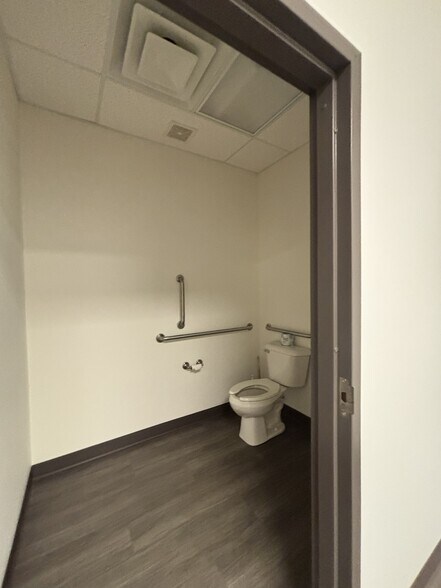 More Photos Of 405 N Main St, Gretna Office For Lease