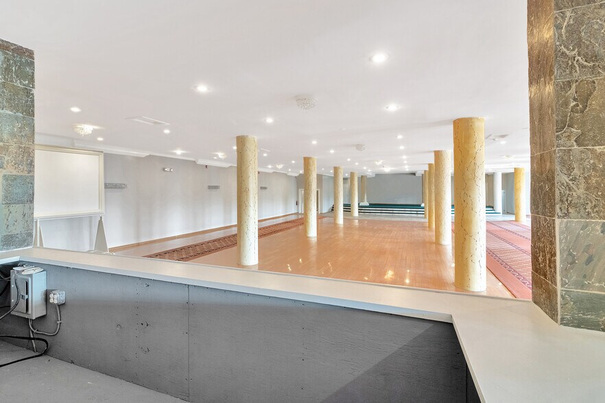More Photos Of 2613 W Hunting Park Ave, Philadelphia Light Distribution For Lease