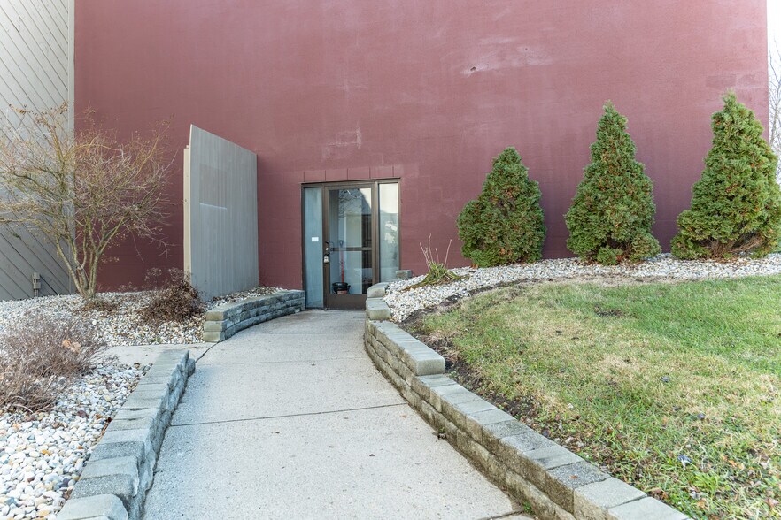 More Photos Of 4020 Columbus Ave, Anderson General Retail For Lease