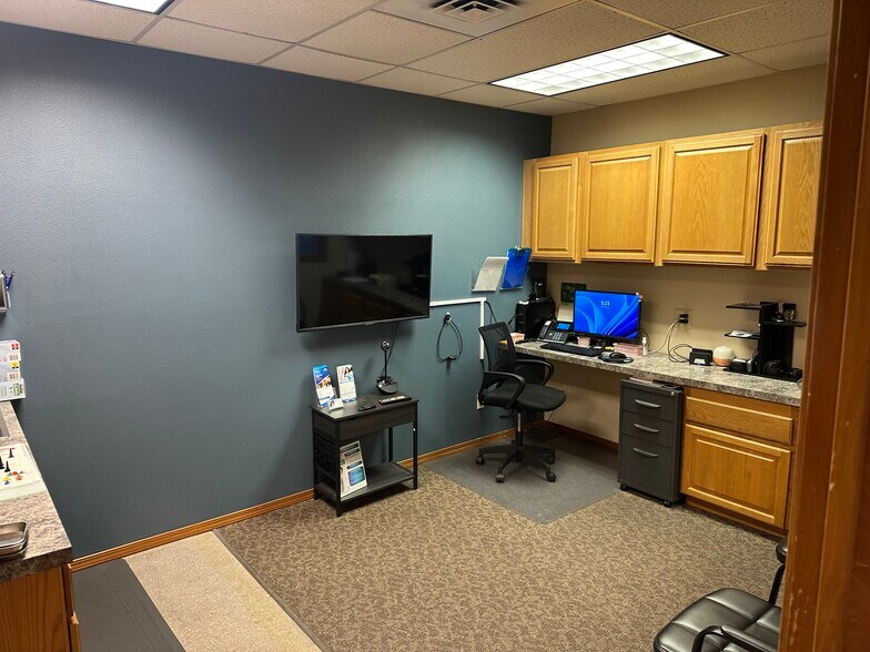 More Photos Of 4015 W Clearwater Ave, Kennewick Office For Sale