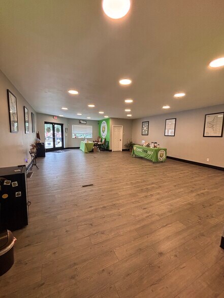 More Photos Of 9520 Montgomery Rd, Cincinnati Storefront For Lease