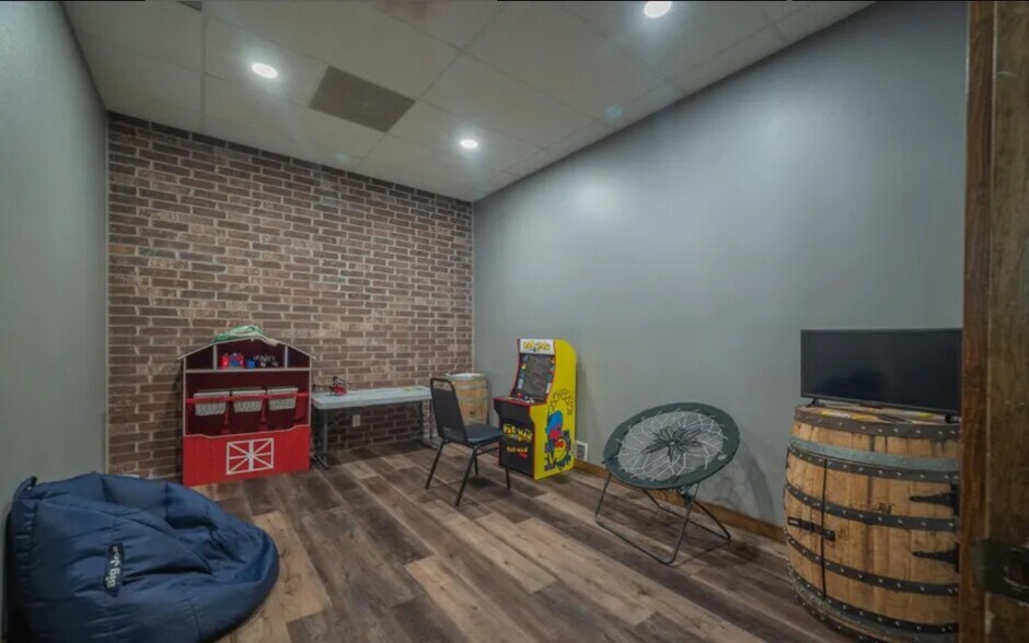 More Photos Of 1107 Cherokee Ave, Seneca Restaurant For Sale