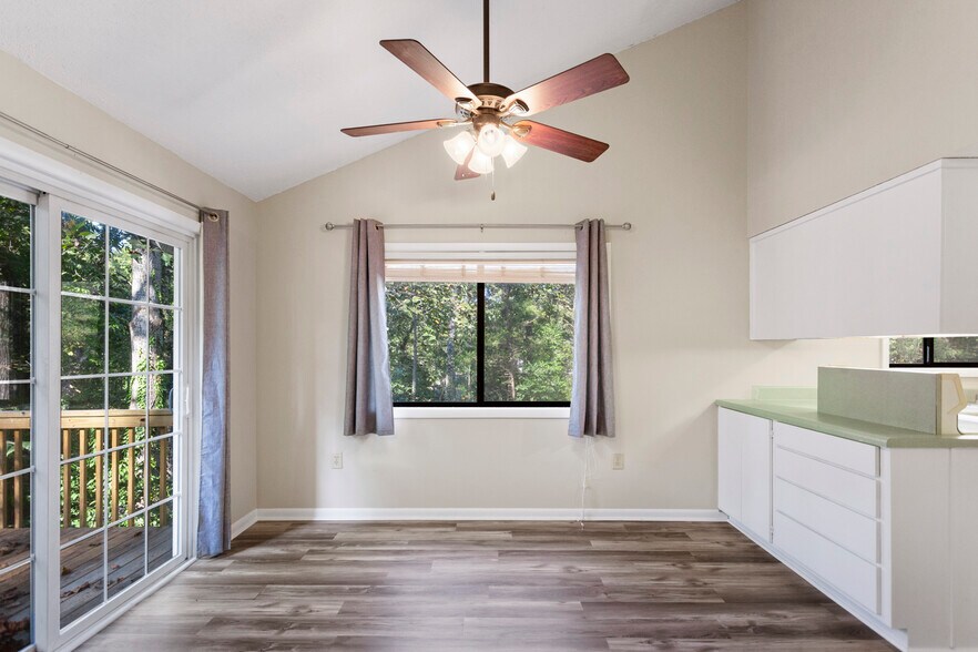 More Photos Of 400 Foxfire Ct, Seneca Apartments For Sale