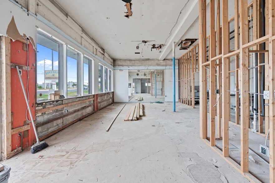 More Photos Of 2543 S Harbor City Blvd, Melbourne General Retail For Lease