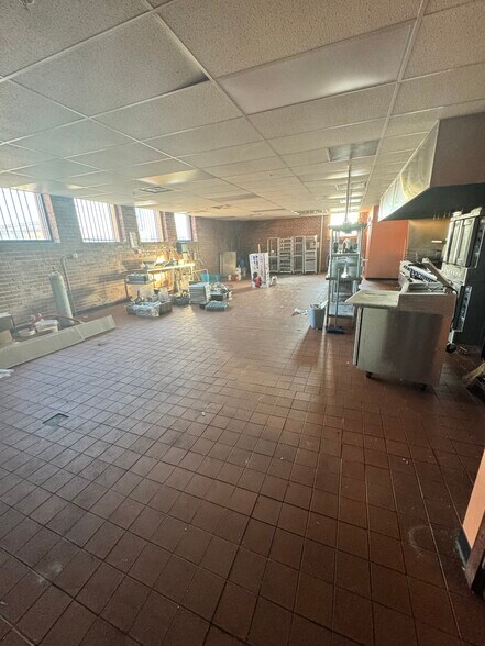 More Photos Of 112 E Cherokee Ave, Enid Manufacturing For Lease