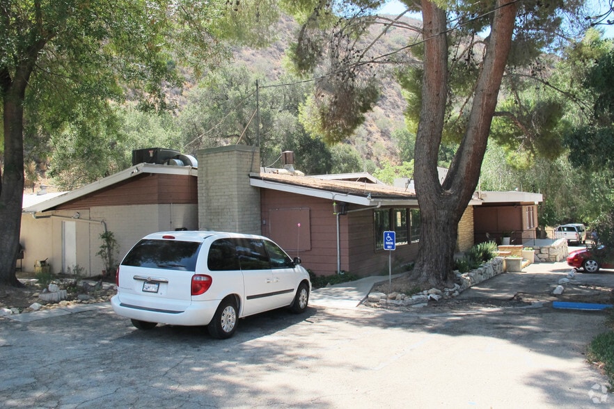 More Photos Of 13136 Sierra Hwy, Santa Clarita Specialty For Sale