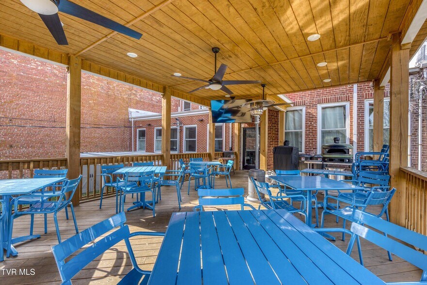 More Photos Of 139 Town Square St, Glade Spring Restaurant For Sale