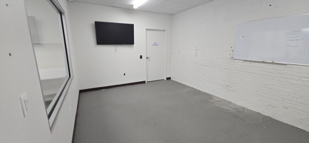 More Photos Of 515 N Larch St, Lansing Industrial For Sale