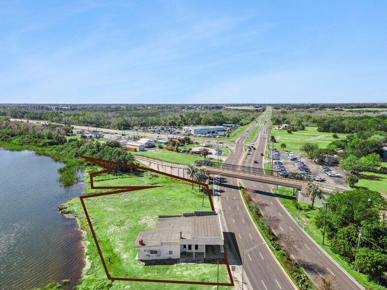 More Photos Of 1300 S Lake Shore Way, Lake Alfred Freestanding For Sale