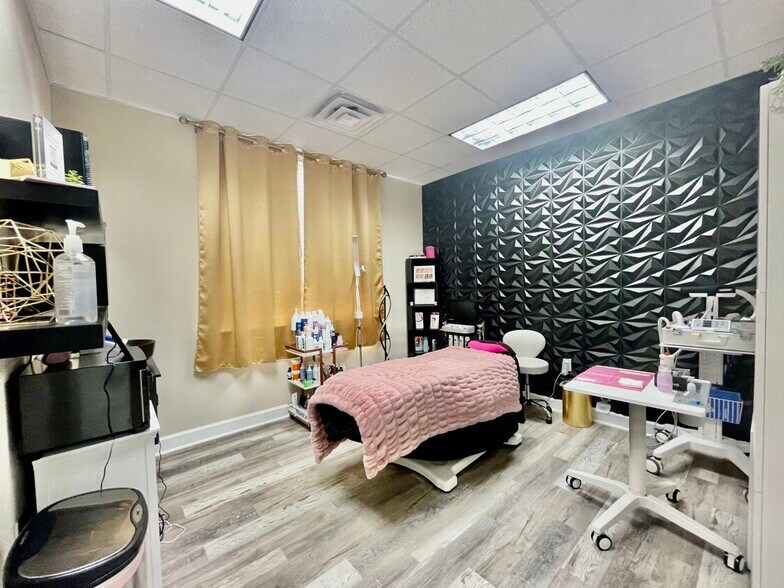 More Photos Of 12440 Emily Ct, Sugar Land Medical For Lease