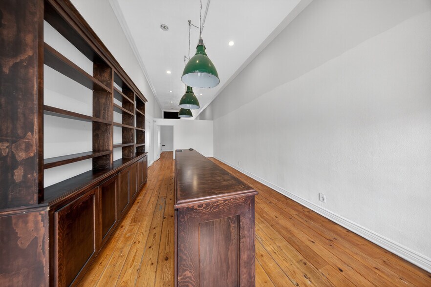 More Photos Of 7011 Reseda Blvd, Reseda Storefront For Lease