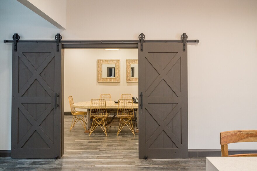 More Photos Of 1346 Motor Cir, Dallas Office For Sale