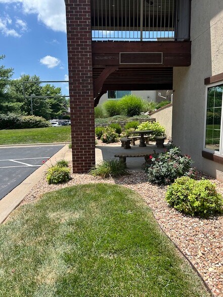 More Photos Of 1546 E Bradford Pky, Springfield Office For Lease