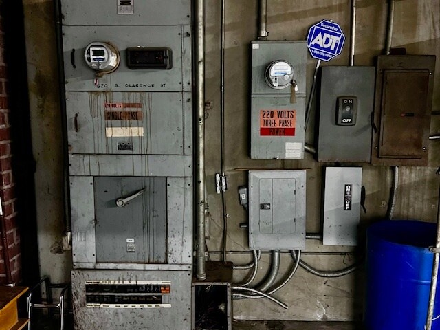 More Photos Of 620 S Clarence St, Los Angeles Manufacturing For Lease