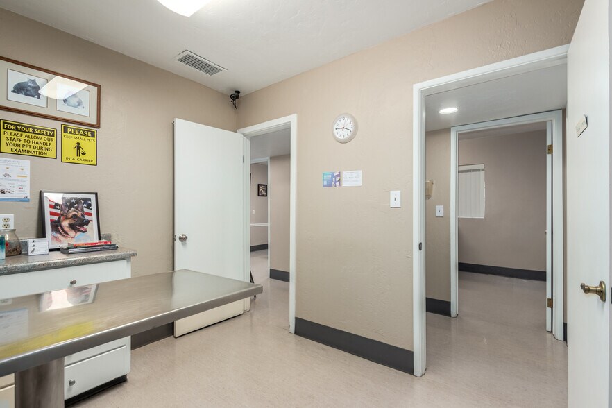 More Photos Of 20 W Dunlap Rd, Phoenix Veterinarian Kennel For Sale