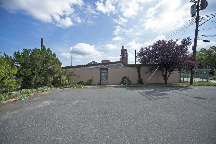 More Photos Of 2 Rossmore Ave, Central Islip Warehouse For Lease