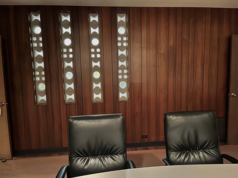 More Photos Of 1411 6th Ave, Grafton Showroom For Sale