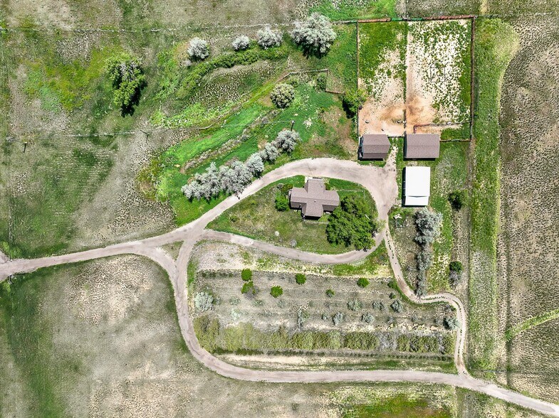 More Photos Of 1335 S Kio St, Watkins Veterinarian Kennel For Sale