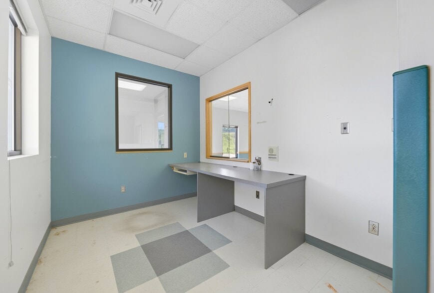 More Photos Of 508-514 Canterbury Rd, Kings Mountain Flex For Sale