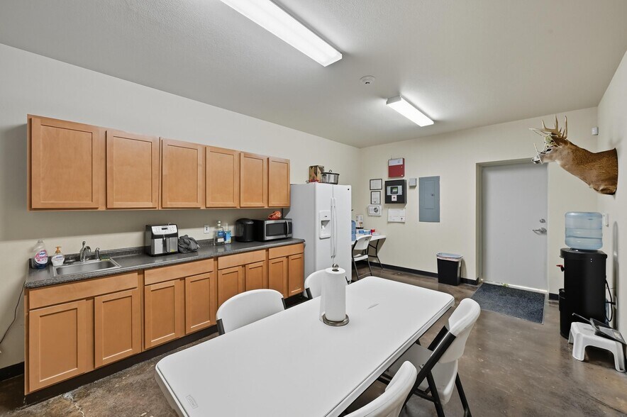 More Photos Of 180 E Chapman Dr, Sanger Warehouse For Sale