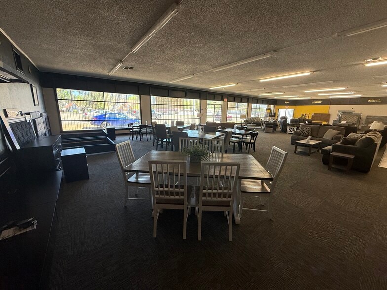 More Photos Of 1404 W Gentry Pky, Tyler Freestanding For Sale