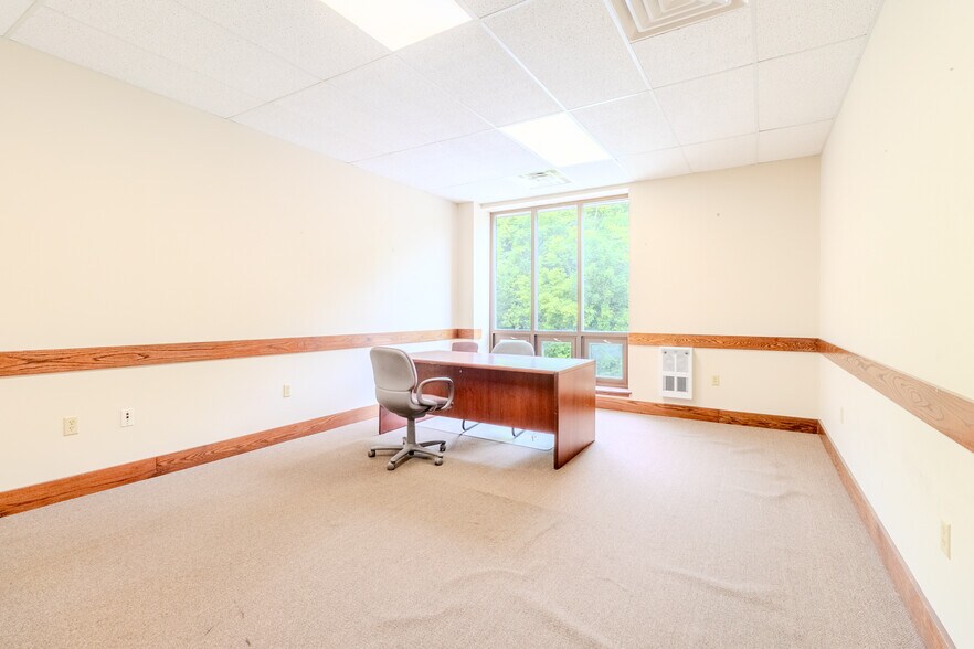 More Photos Of 5 B W Industrial, Washington Warehouse For Lease