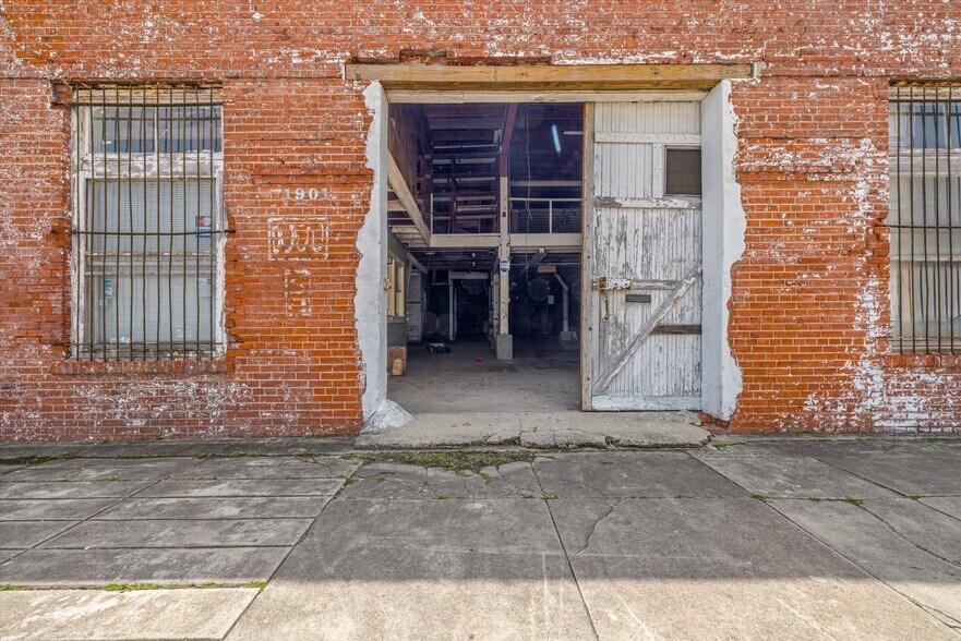 More Photos Of 1901 Strand St, Galveston Flex For Sale