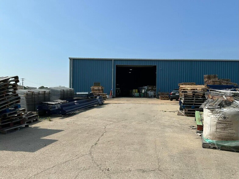 More Photos Of 1301 Industrial Park Rd, Mountain Grove Warehouse For Sale
