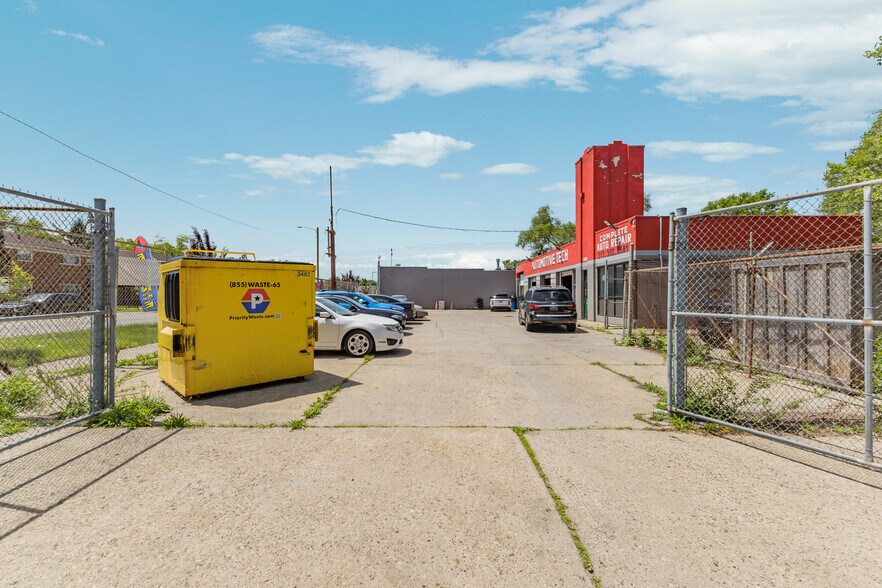 More Photos Of 10200 Whittier, Detroit Auto Repair For Lease