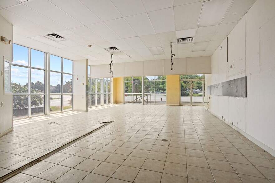 More Photos Of 3016 N Main St, Anderson Storefront Retail Office For Lease