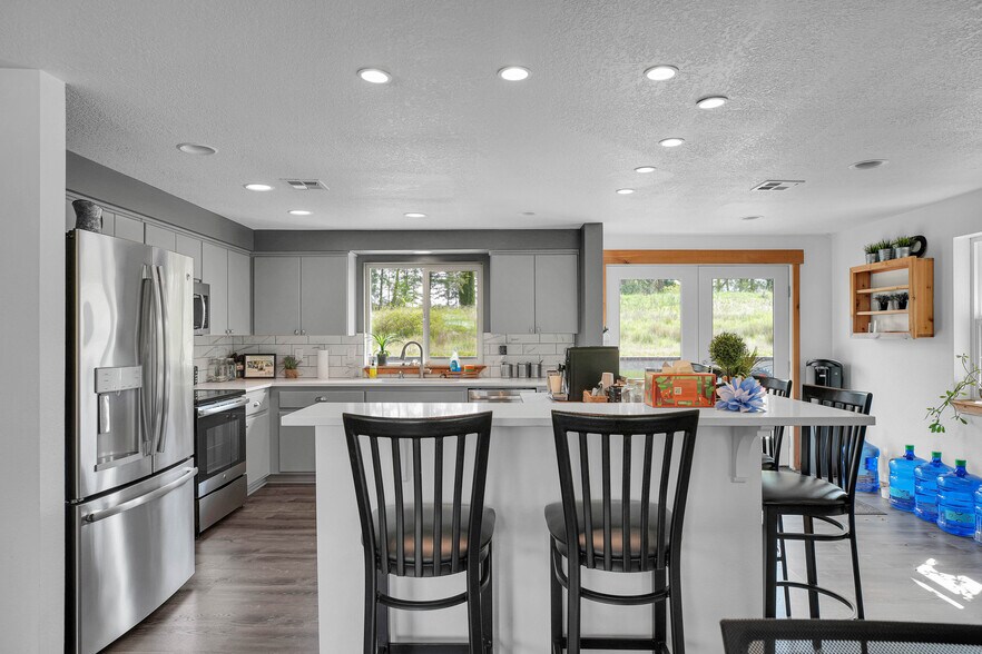 More Photos Of 406 NE 184th St, Ridgefield Office Residential For Lease
