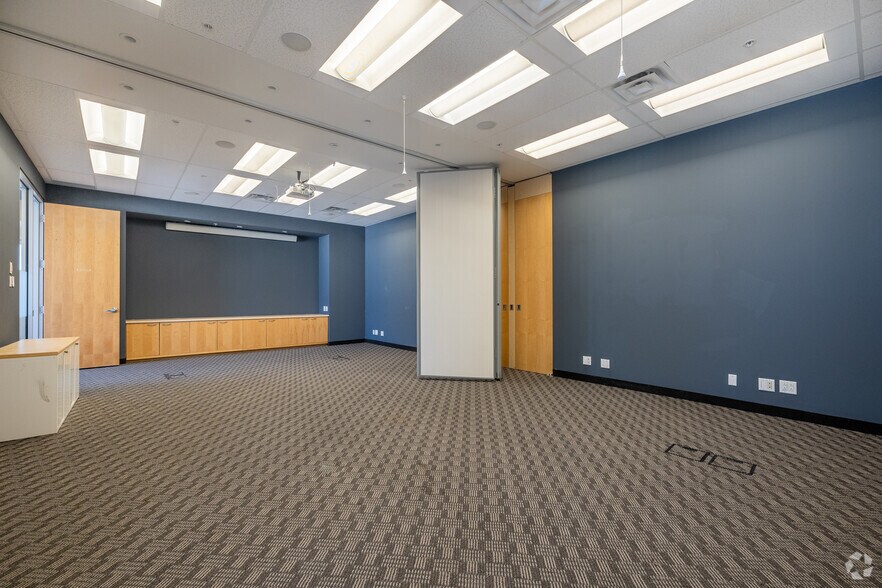 More Photos Of 2250 Boul Alfred-Nobel, Montréal Office For Lease