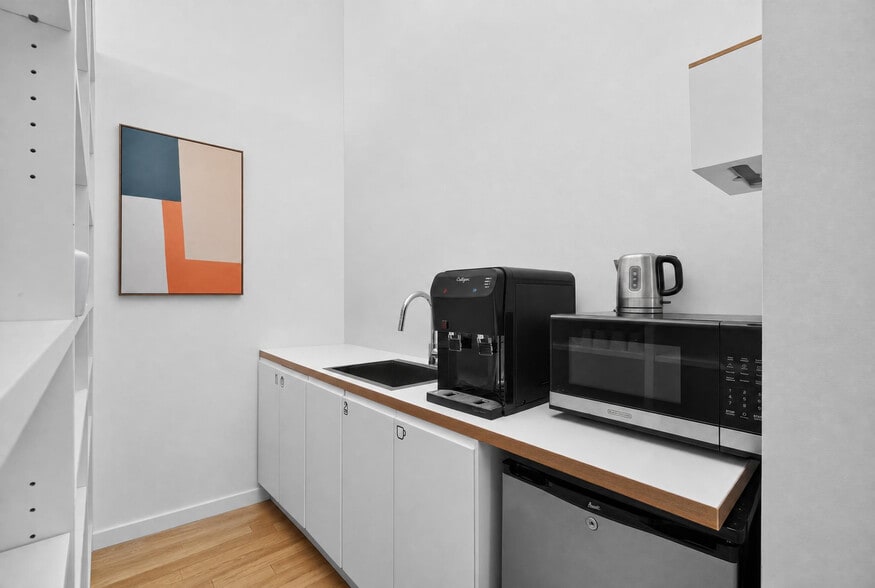 More Photos Of 40-42 W 17th St, New York Apartments For Lease