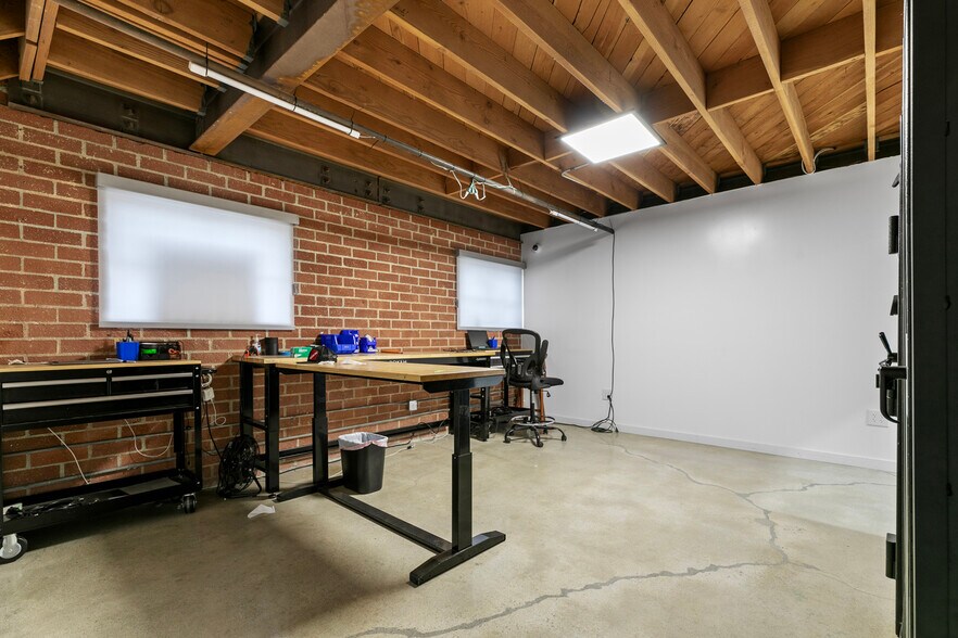 More Photos Of 1604 Venice Blvd, Los Angeles Showroom For Lease