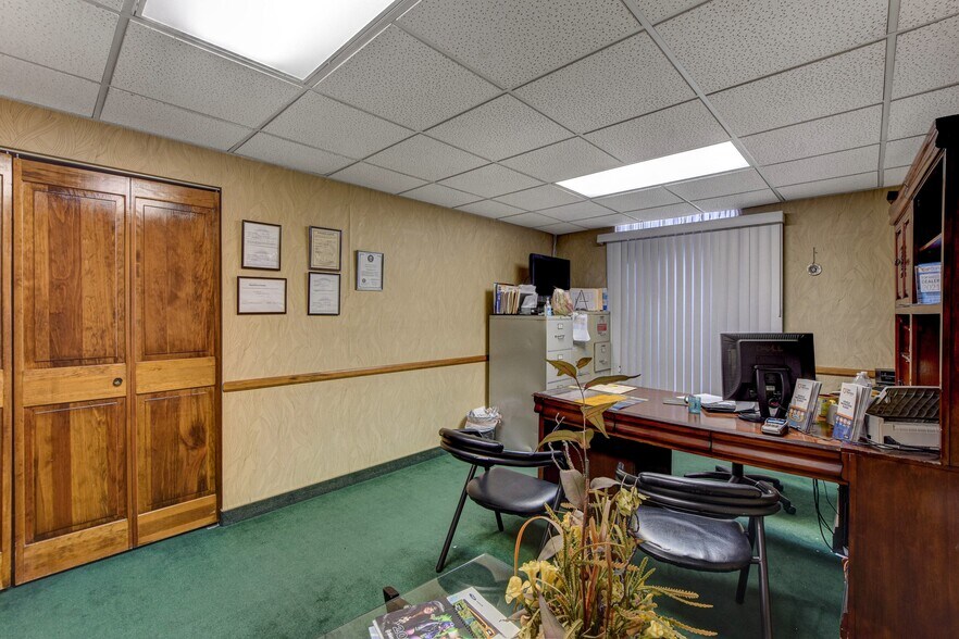 More Photos Of 1580 E Sahara Ave, Las Vegas General Retail For Sale