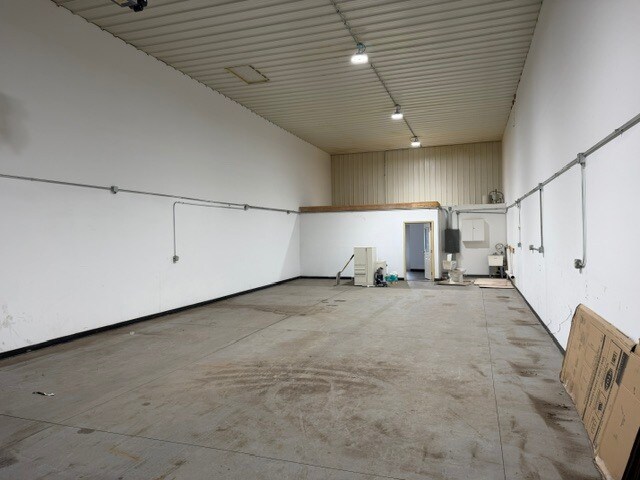 More Photos Of 2135 Maxim Dr, Rockdale Warehouse For Lease